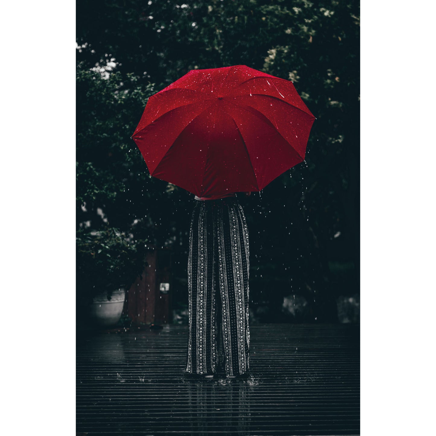 Vrouw met Paraplu - Fotografie - Muurstatuur