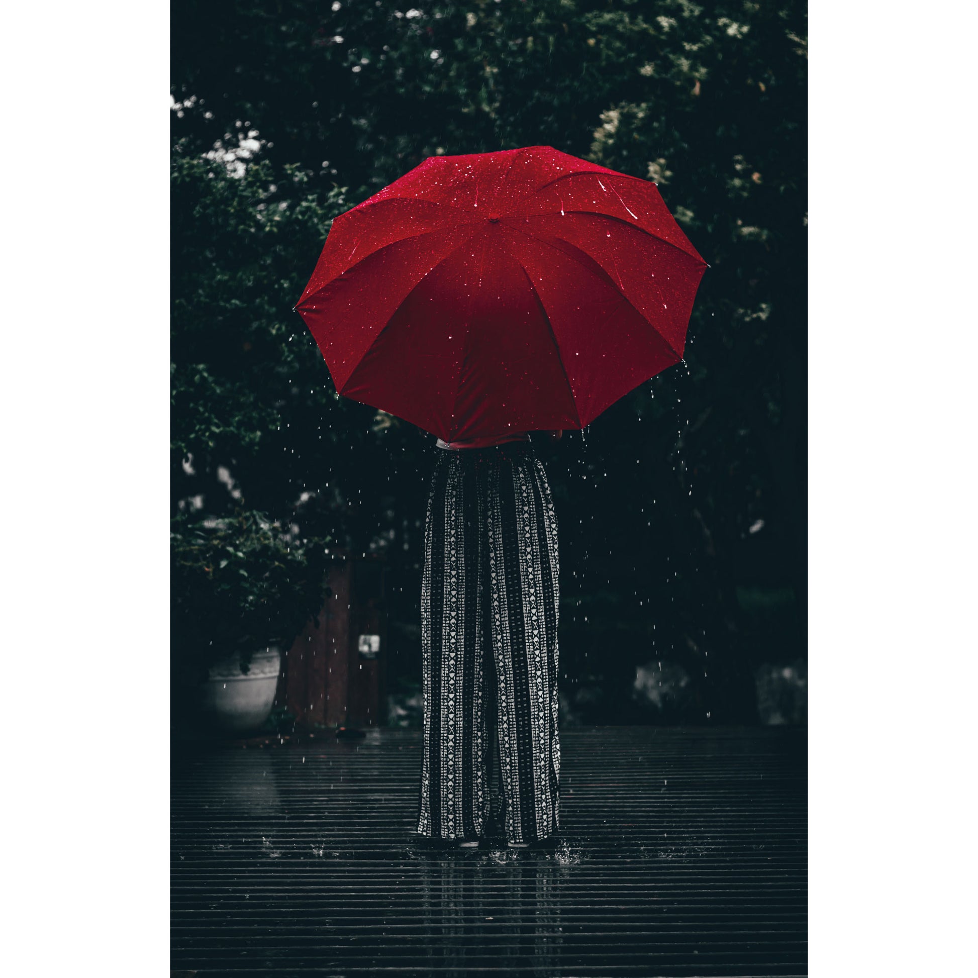 Vrouw met Paraplu - Fotografie - Muurstatuur